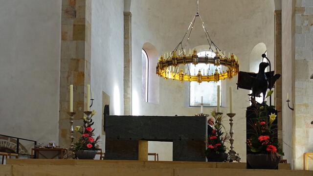 Im Hochchor hängt der aus der benachbarten ehemaligen Antoniuskirche zurückgekehrte Thietmarleuchter. Foto: Helmut Kuzina
