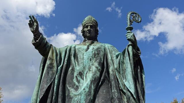 Das Denkmal, eine überlebensgroße Bronzestatue, erinnert an Bernward, der von 993 bis 1022 Bischof von Hildesheim war. Foto: Helmut Kuzina