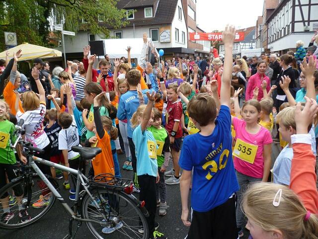 Burgdorfer Spargel-Lauf – Kinder: Moderator Christoph Dannowski von der Neuen Presse Hannover moderiert. Zuerst steht Aufwärmgymnastik auf dem Programm.