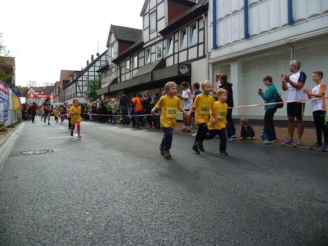 Burgdorfer Spargel-Lauf – Kinder: Zweite Runde der Teilnehmer über 660 Meter.