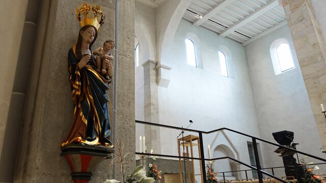 Die rund 1,80 m hohe, hölzerne „Tintenfassmadonna“ stammt aus der Zeit um 1430 und wurde von einem unbekannten niedersächsischen Bildhauer geschaffen. Maria trägt das Jesuskind, das mit einer Schreibfeder und Pergamentrolle ausgestattet ist. Mit ihrer rechten Hand hält sie das Tintenfass. Foto: Helmut Kuzina