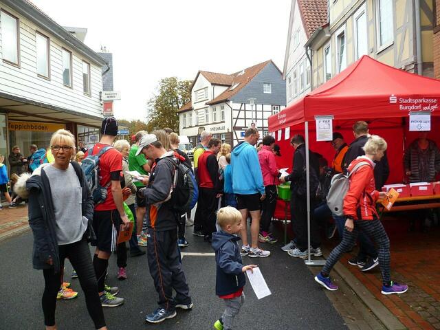Burgdorfer Spargel-Lauf – Kinder: Zelt für die Startnummernausgabe.