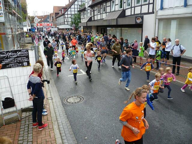 Burgdorfer Spargel-Lauf – Kinder: Starterfeld der 660-Meter-Teilnehmer.