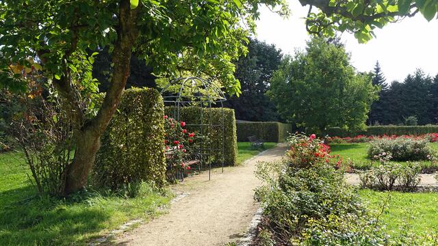 Auf dem Rundweg durch den Magdalenengarten. Foto: Helmut Kuzina