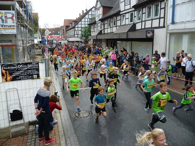 Burgdorfer Spargel-Lauf – Kinder: Starterfeld der 660-Meter-Teilnehmer.
