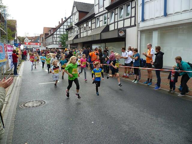Burgdorfer Spargel-Lauf – Kinder: Zweite Runde der Teilnehmer über 660 Meter.