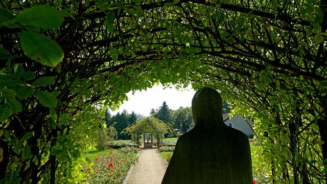 Durch den Magdalenengarten verläuft ein 110 m langer Hauptweg in Nord-Süd-Richtung. Foto: Helmut Kuzina