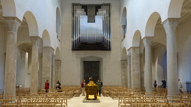 Blickachse in Richtung Westen: Über dem Eingangsportal befindet sich die silbern glänzende Hauptorgel, die sich größtenteils aus der alten Domorgel zusammensetzt. Foto: Helmut Kuzina