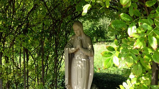 Im Halbpavillon steht die „Madonna von Lourdes“, die der Bildhauer Johannes Strecker 1959 gestaltete. Foto: Helmut