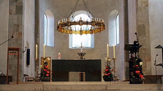 Der Altar wurde aus einem einzigen 5 t schweren Block Anröchter Dolomit gearbeitet. Darüber hängt der Thietmarleuchter, der älteste von den nur noch vier in Deutschland erhaltenen mittelalterlichen Radleuchtern. Foto: Helmut Kuzina