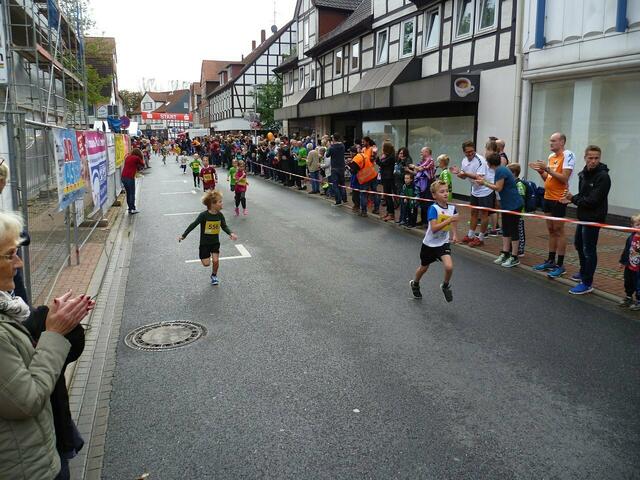 Burgdorfer Spargel-Lauf – Kinder: Zweite Runde der Teilnehmer über 660 Meter.