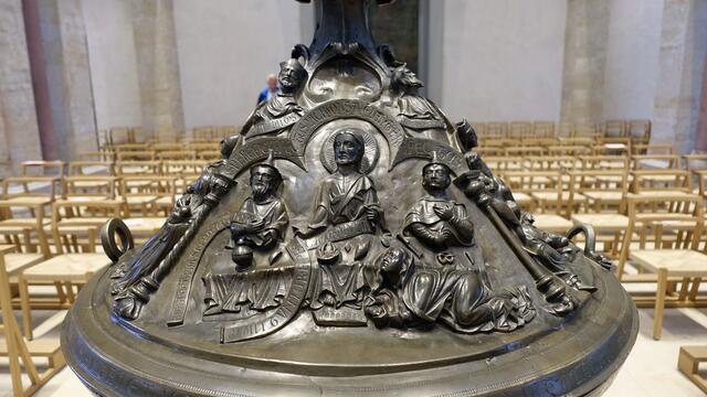 Das Taufbecken wird durch ausdrucksstarke, dekorative Bildelemente geprägt: Christus und die bußfertige Sünderin. Die Sünderin (Maria Magdalena) wäscht Jesus im Hause des Pharisäers Simon die Füße, neben ihm sitzen zwei Männer. Foto: Helmut Kuzina
