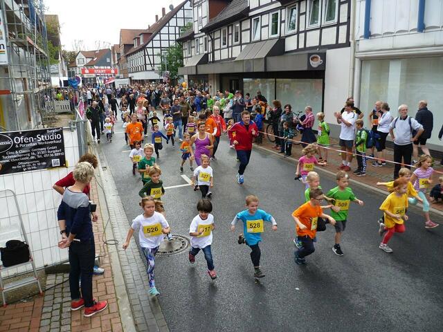 Burgdorfer Spargel-Lauf – Kinder: Starterfeld der 660-Meter-Teilnehmer.