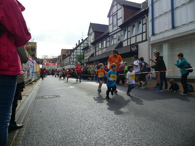 Burgdorfer Spargel-Lauf – Kinder: Zweite Runde der Teilnehmer über 660 Meter.