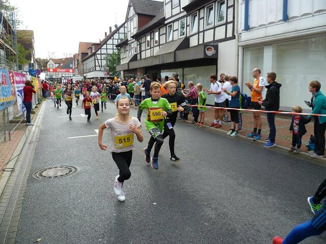 Burgdorfer Spargel-Lauf – Kinder: Zweite Runde der Teilnehmer über 660 Meter.