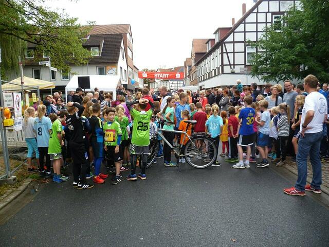 Burgdorfer Spargel-Lauf – Kinder: Konzentration vor dem Start. Der Renndirektor ist zufrieden. Der Regen hat aufgehört.