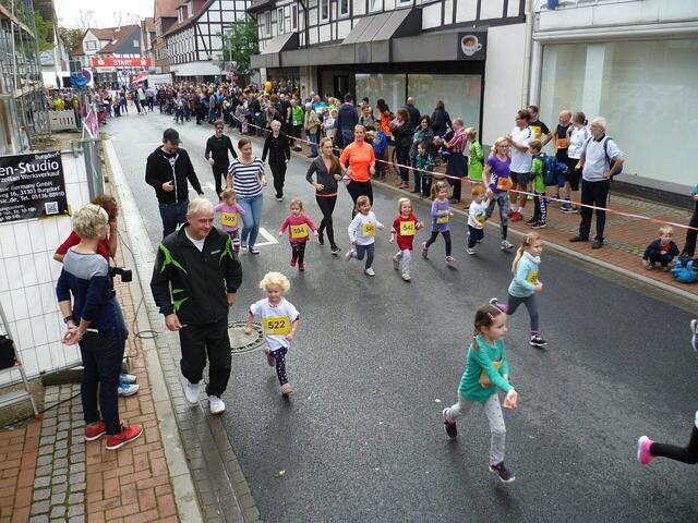 Burgdorfer Spargel-Lauf – Kinder: Starterfeld der 660-Meter-Teilnehmer.