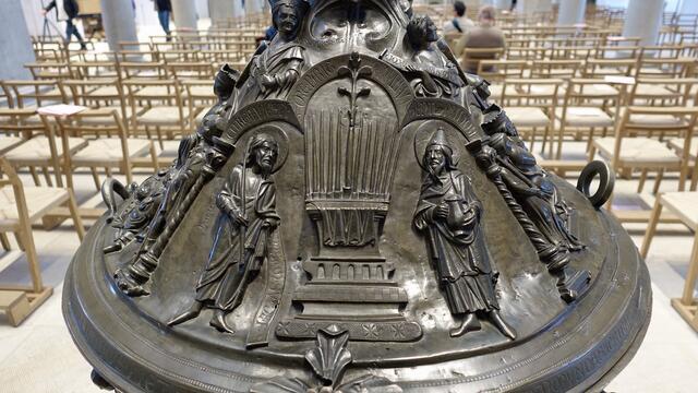 Auf dem Deckel des Taufbeckens das Relief, das den blühenden Stab Aarons zeigt. Auf dem Altar stehen zwölf Stäbe, von denen einer blüht; rechts Aaron mit einem Krug, links Moses mit einem Stab. Foto: Helmut Kuzina