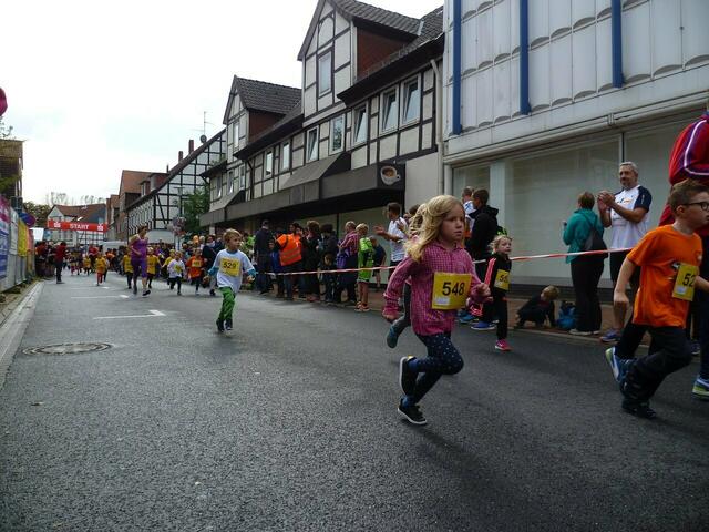 Burgdorfer Spargel-Lauf – Kinder: Zweite Runde der Teilnehmer über 660 Meter.