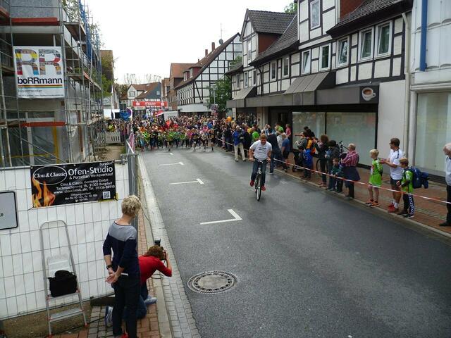 Burgdorfer Spargel-Lauf – Kinder: Startschuss zum 660-Meter-Lauf. Renndirektor Thiele steigt in die Pedalen. Die jungen Athleten preschen vor.