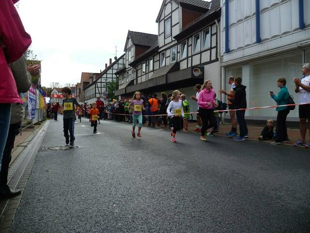 Burgdorfer Spargel-Lauf – Kinder: Zweite Runde der Teilnehmer über 660 Meter.