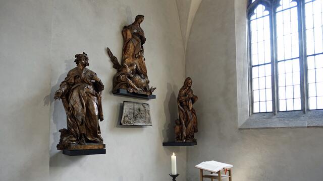 Im südlichen Seitenschiff befindet sich die Figurengruppe des Immaculata-Altares aus dem 18. Jahrhundert. Die drei Figuren erinnern an Maria, die Hauptpatronin des Domes, sowie an den Propheten Jesaja und den Apostel Philippus. Foto: Helmut Kuzina