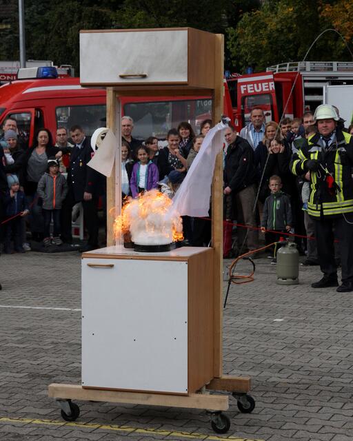 Jetzt löscht der Feuerwehrmann mit Wasser
