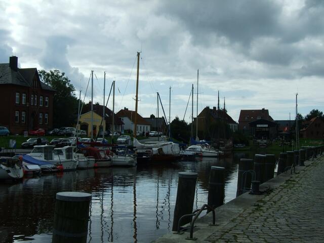 Das Hafenbecken ist voll Wasser so können Schiffe kommen und fahren. Links das gelbe Haus ist die Fischereigenossenschaft. Hier kann man Fangfrischen Fisch verzehren oder für zu Hause kaufen. Versand per Post ist auch möglich.