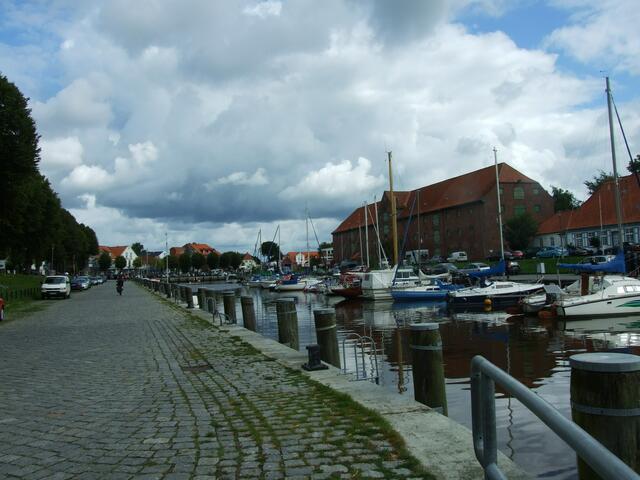 Hafenkante. Rechts im Bild das Packhaus