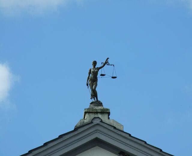 Justitia, die Göttin der Gerechtigkeit, wacht über das Markttreiben