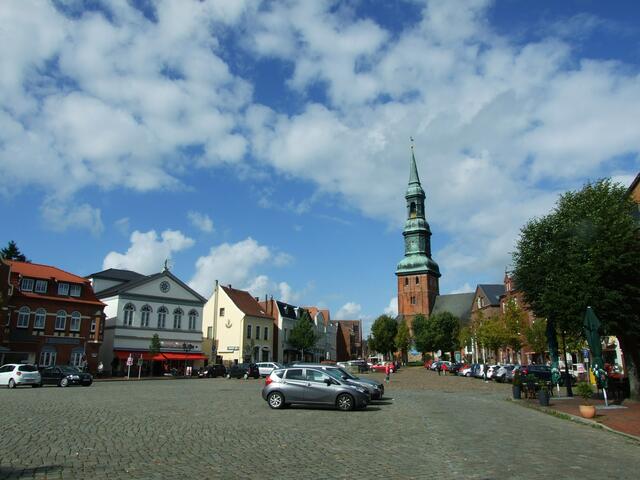 Der Marktplatz und die St. Laurentius Kirche