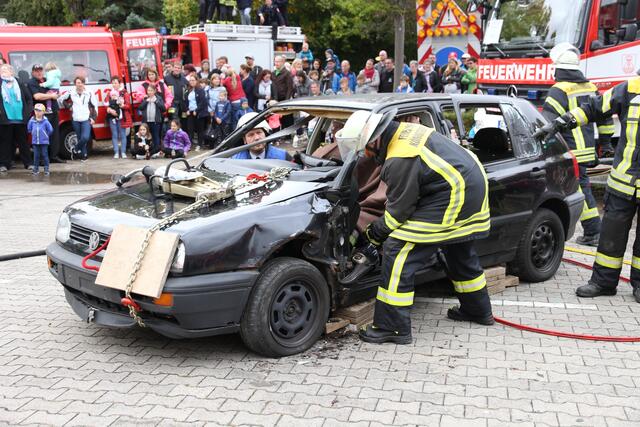 Mit der Hydraulikschere wird die A-Säule abgeschnitten.