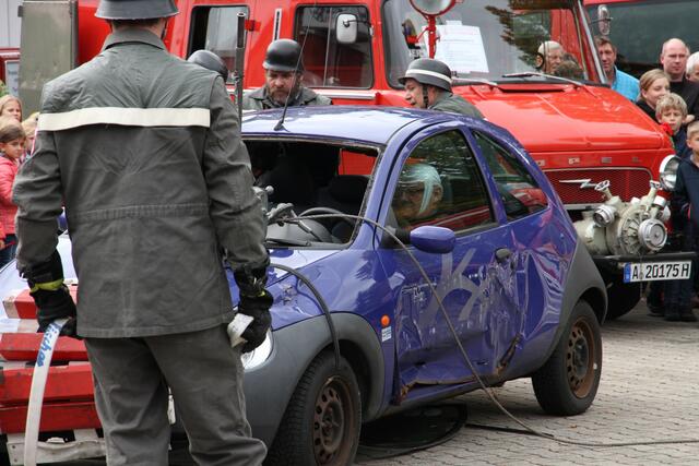 Inzwischen wurde ein Kopfverband angelegt.