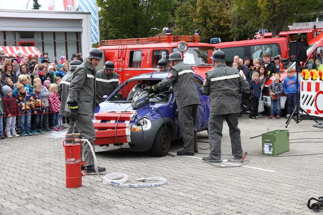 Hier wird der Seilzug angebracht mit dem die Lenksäule zurück gezogen wird.