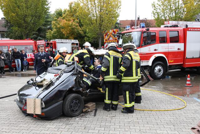 Der Verletzte wird geborgen.