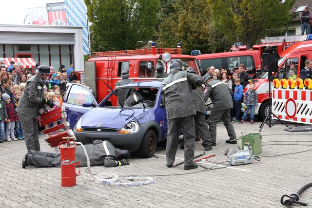 Hier wird der Seilzug angebracht mit dem die Lenksäule zurück gezogen wird.