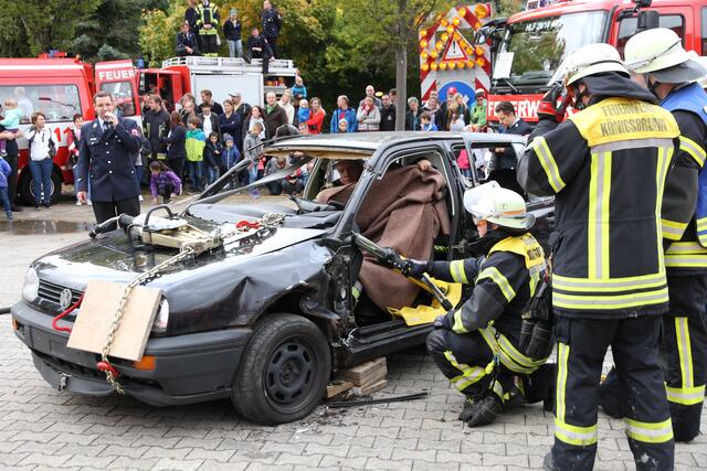 Mit dem Rettungszylinder wird die A-Säule weg gedrückt.