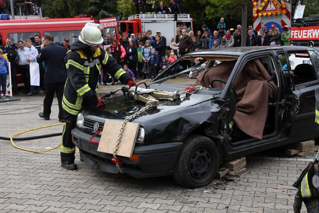Die Lenksäule wird mit der Spreizschere und Ketten vom Fahrer weg gezogen.