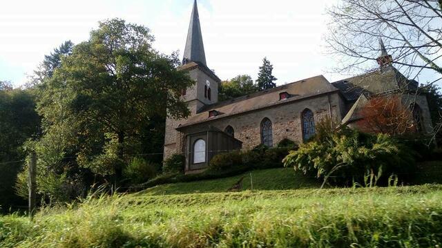 Hier in Gimborn auf der Schloßstraße fanden die Fahrszenen aus der Folge "Moorleiche" statt.  Zu sehen ist dabei auch kurz die Gimborner Kirche