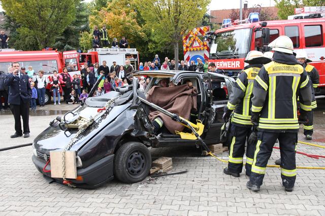 Mit dem Rettungszylinder wird die A-Säule weg gedrückt