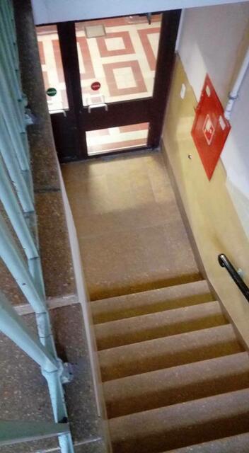 Treppenhaus der Folge "Fingerübungen" im Vinzenz Krankenhaus Nippes