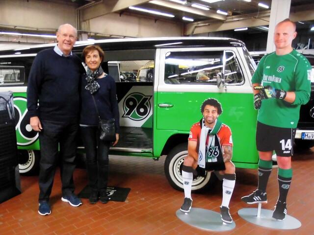 . . . zwei "Hannover 96-Fans" aus Garbsen . . ., vor dem "Hannover 96-Bus" . . .