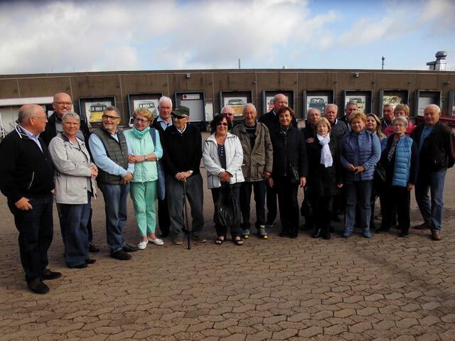 . . . 24 ehemalige Mitarbeiter der Programmplanung/Fahrzeugsteuerung trafen sich zur Besichtigung der Oldtimerhalle und Californiafertigung bei VW-Nutzfahrzeuge in Hannover-Limmer . . .