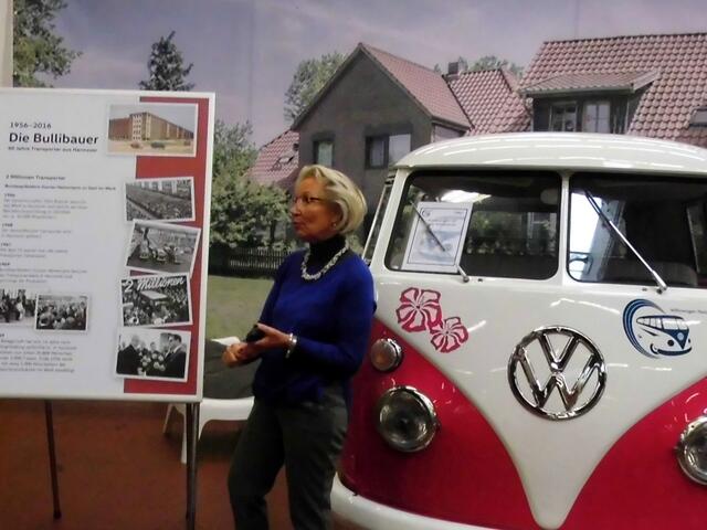 . . . Cornelia Nevis, mi., führte uns durch die Ausstellung . . .