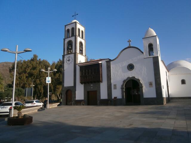 Kirche neben der Bushaltestelle von Santiago del Teide. Dieses Städtchen hat einen Ausländeranteil von 49 % und damit mehr als jede andere Stadt in Europa.