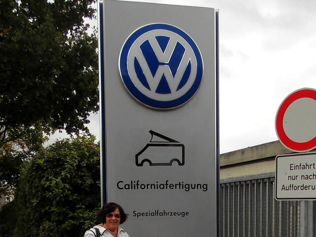. . . danach besuchten die Ehemaligen die Californiafertigung in einer separaten Halle . . .