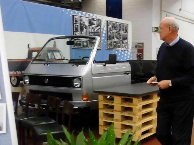 . . . ein ehemaliger Mitarbeiter aus der Programmplanung/Fahrzeugsteuerung bewundert die Oldtimerprudukte . . .