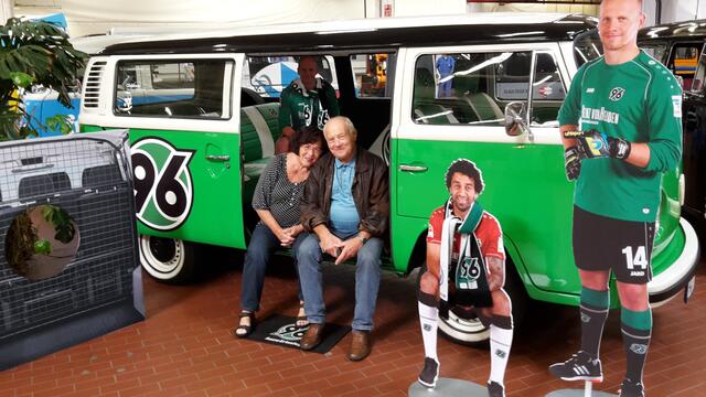 . . . zwei "Hannover 96-Fans" aus Burgdorf . . ., vor dem "Hannover 96-Bus" . . .