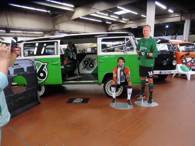 . . . vor dem "Hannover 96-Bus" . . .