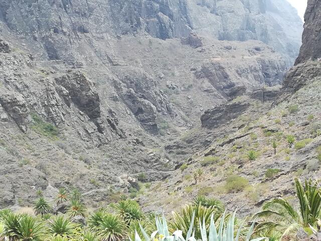 Die Masca-Schlucht kann man hinunter wandern. Allerdings sollte man zur eigenen Sicherheit einige Regeln beachten!